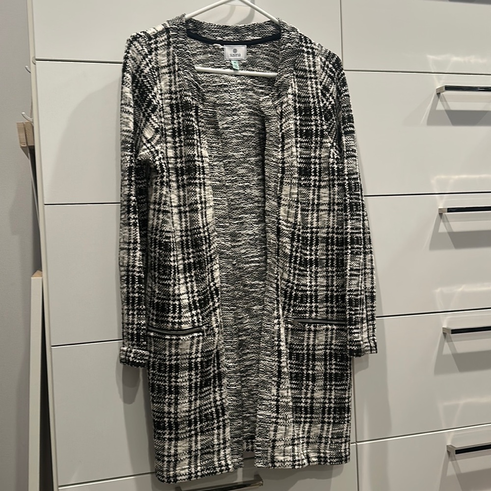 Susina black and white cardigan jacket with zipper pockets